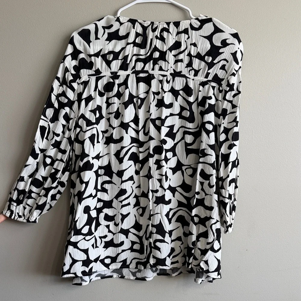Terra & Sky Black and White Abstract Blouse - Picture 3 of 3